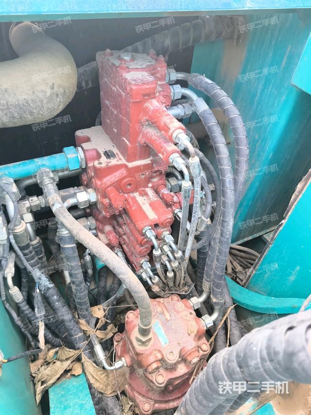 回轉(zhuǎn)馬達(dá)和主控閥（整機(jī)外觀）