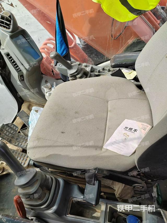 駕駛室整體(整機(jī)外觀) 駕駛室整體(整機(jī)外觀)