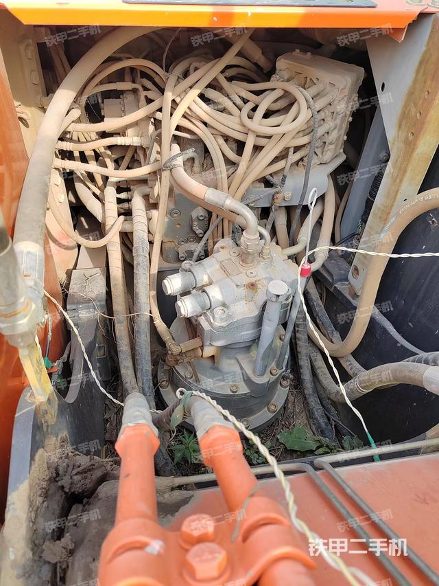 回轉(zhuǎn)馬達(dá)和主控閥(整機(jī)外觀) 回轉(zhuǎn)馬達(dá)和主控閥(整機(jī)外觀)