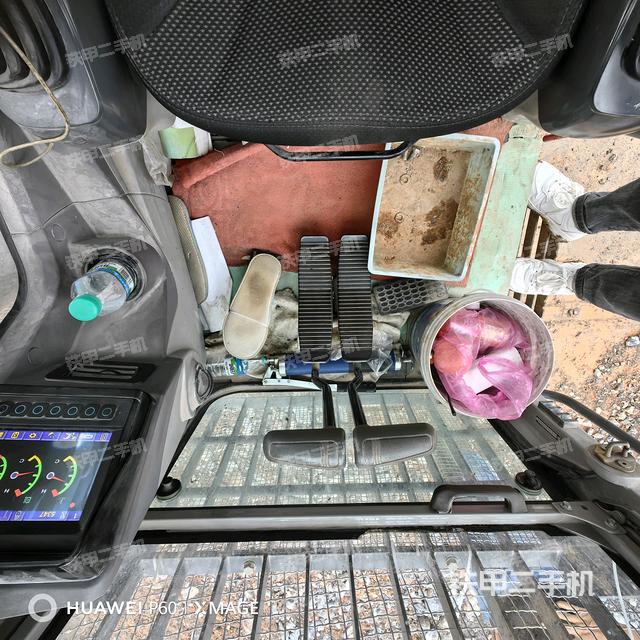 行走控制手柄和踏板?俯拍（駕駛室部分）