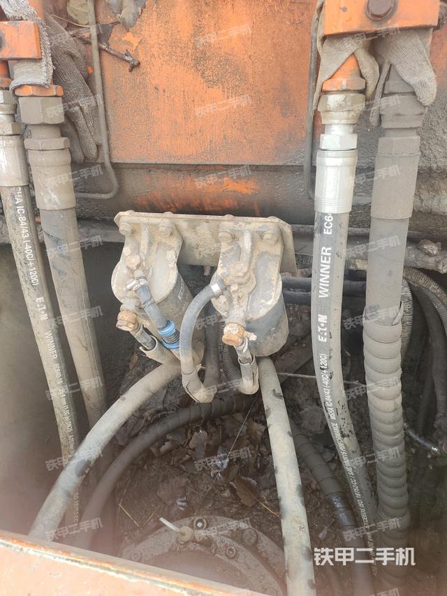 中央回轉(zhuǎn)接頭特寫(xiě)（上車(chē)部件）