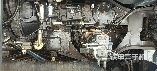 液壓泵艙室正面整體（整機外觀）