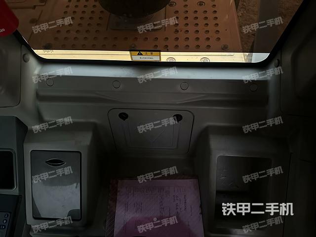 行走控制手柄和踏板?俯拍(駕駛室部分) 行走控制手柄和踏板?俯拍(駕駛室部分)