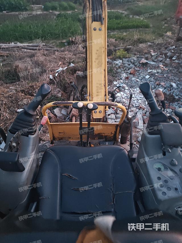 液壓泵艙室正面整體（整機外觀）