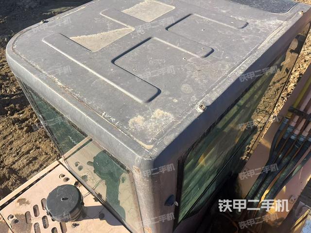 駕駛室頂部(整機外觀) 駕駛室頂部(整機外觀)
