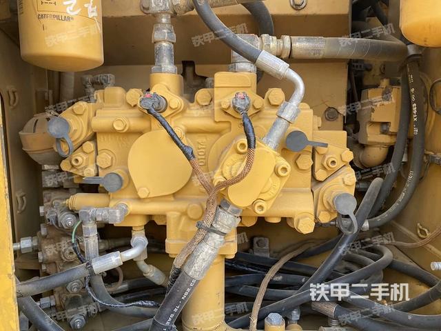 液壓泵艙室正面整體(整機(jī)外觀) 液壓泵艙室正面整體(整機(jī)外觀)