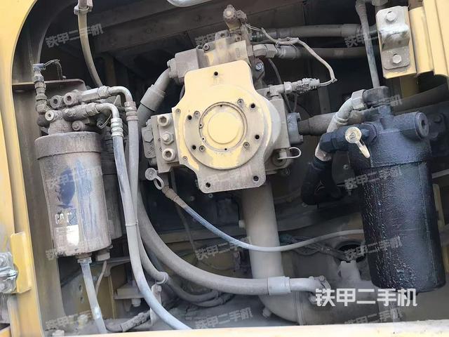 液壓泵艙室正面整體(整機(jī)外觀) 液壓泵艙室正面整體(整機(jī)外觀)