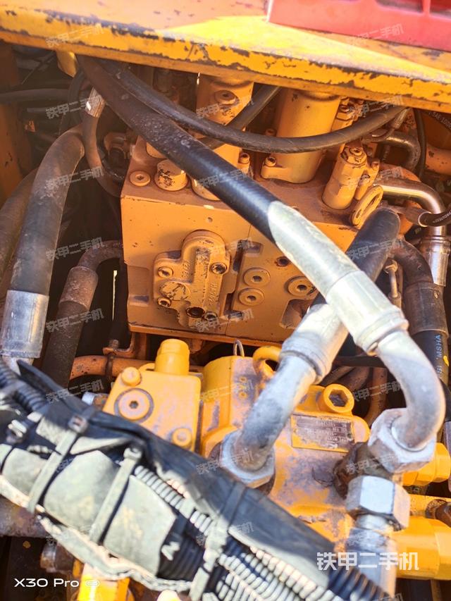 回轉(zhuǎn)馬達(dá)和主控閥（整機(jī)外觀）