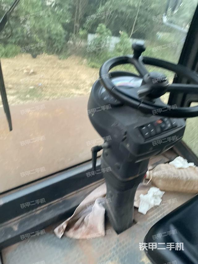 操作臺(tái)全景（壓路機(jī)駕駛室）