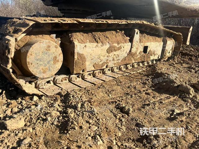 單側(cè)履帶整體(整機外觀) 單側(cè)履帶整體(整機外觀)