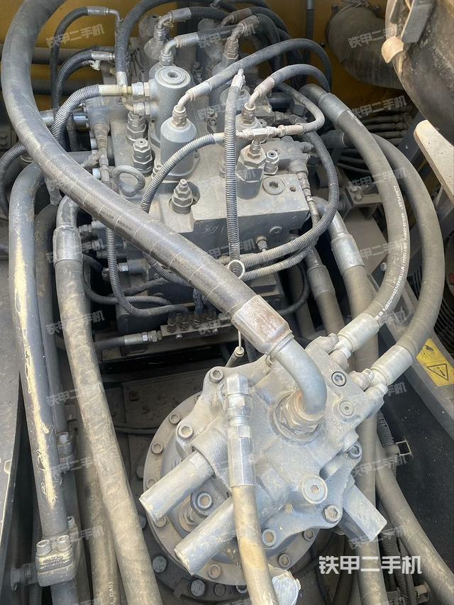 回轉(zhuǎn)馬達(dá)和主控閥（整機(jī)外觀）