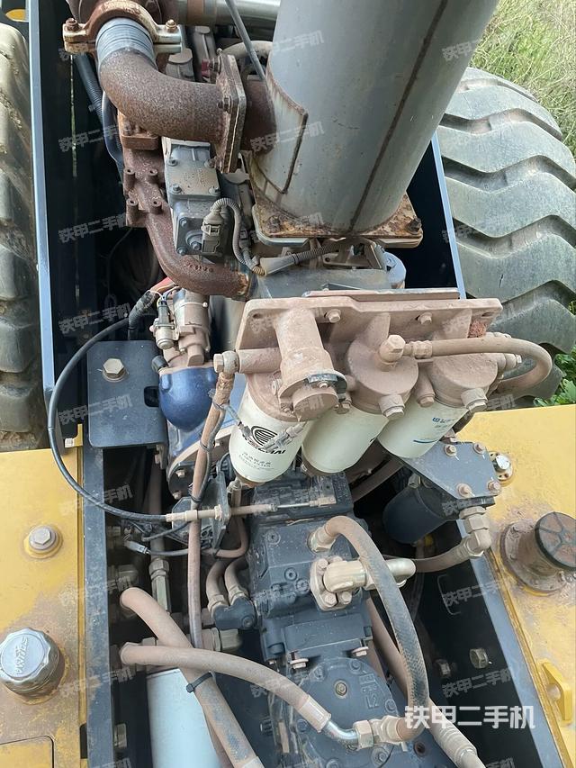 散熱器全景（壓路機(jī)發(fā)動(dòng)機(jī)艙）