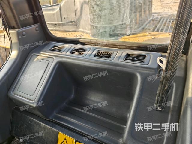 行走控制手柄和踏板?俯拍(駕駛室部分) 行走控制手柄和踏板?俯拍(駕駛室部分)