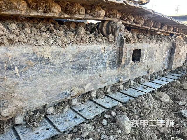 單側(cè)履帶整體(整機(jī)外觀) 單側(cè)履帶整體(整機(jī)外觀)