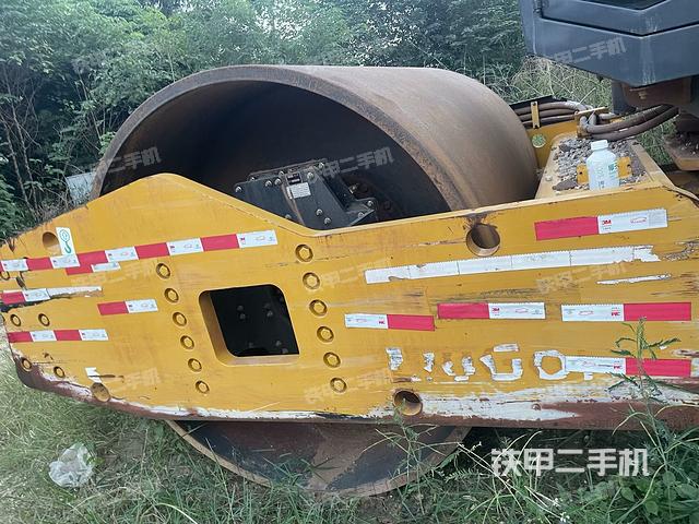 后輪右側(cè)全景（壓路機(jī)前后車架）