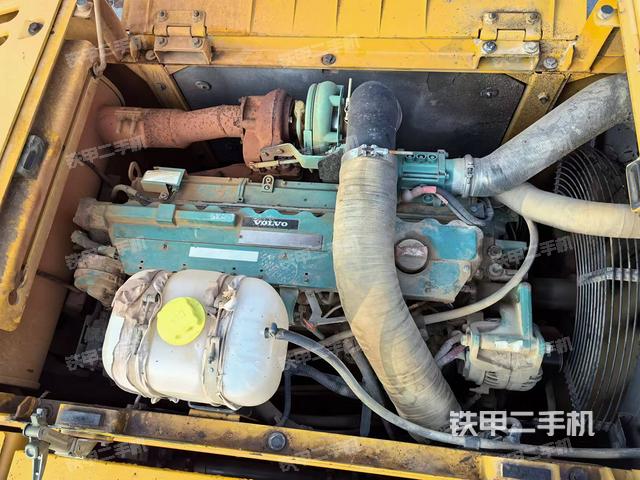 液壓泵艙室正面整體（整機(jī)外觀）