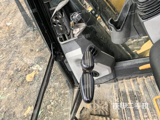 行走控制手柄和踏板?俯拍（駕駛室部分）