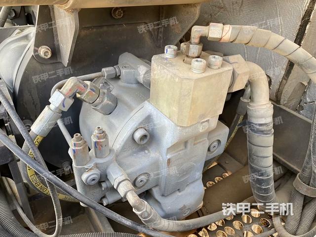 液壓泵艙室正面整體（整機外觀）