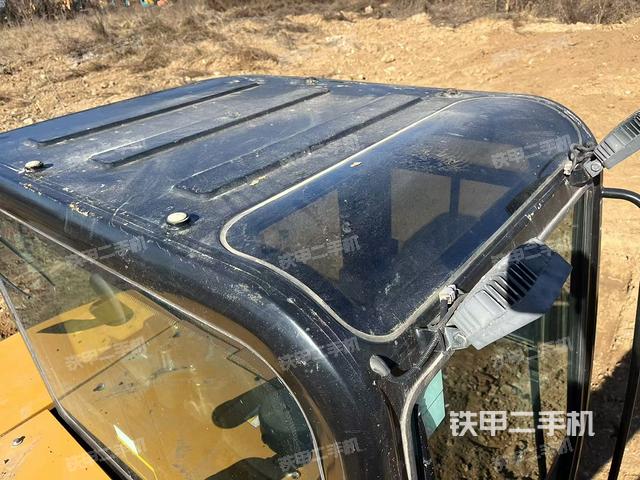 駕駛室頂部(整機(jī)外觀) 駕駛室頂部(整機(jī)外觀)