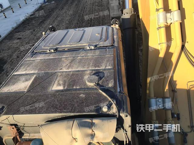 駕駛室頂部(整機(jī)外觀) 駕駛室頂部(整機(jī)外觀)