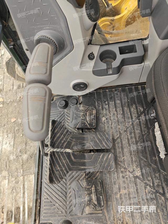 右側(cè)玻璃角標(biāo)（駕駛室部分）