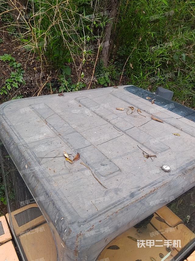 駕駛室頂部(整機(jī)外觀) 駕駛室頂部(整機(jī)外觀)