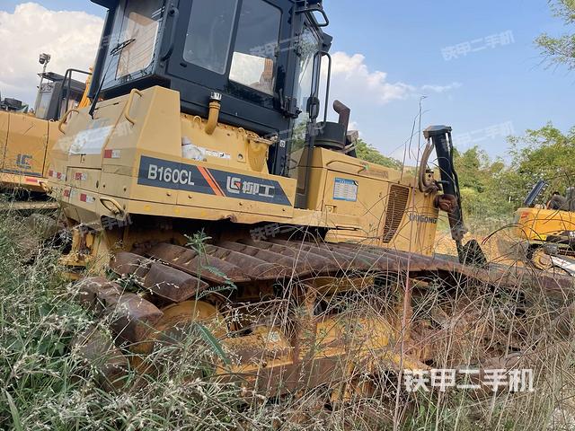 右后45°(推土機(jī)整車外觀) 右后45°(推土機(jī)整車外觀)