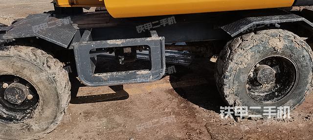 單側(cè)履帶整體(整機(jī)外觀) 單側(cè)履帶整體(整機(jī)外觀)