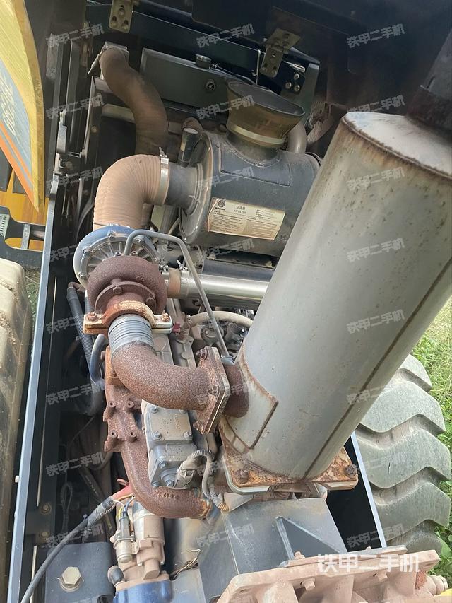 發(fā)動(dòng)機(jī)左側(cè)全景（壓路機(jī)發(fā)動(dòng)機(jī)艙）