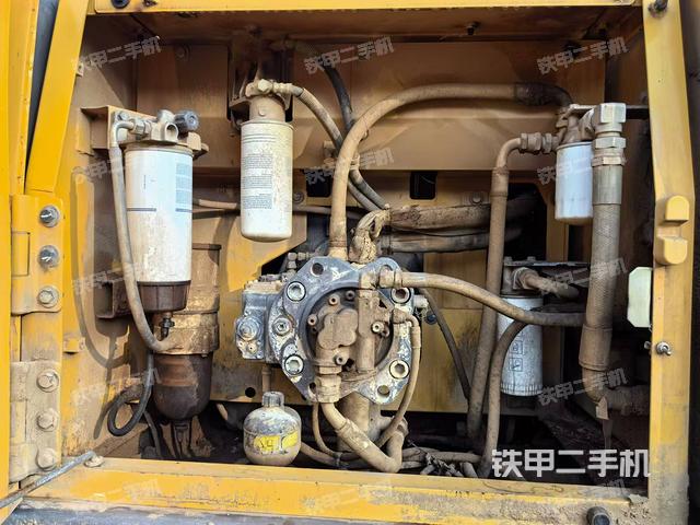 回轉(zhuǎn)馬達(dá)和主控閥（整機(jī)外觀）