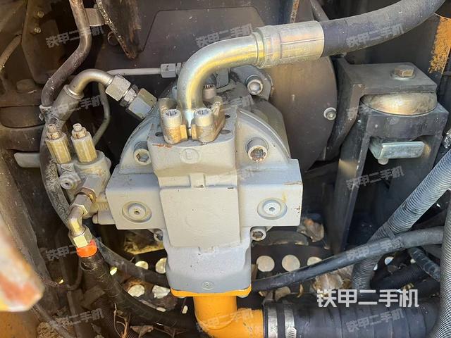 液壓泵艙室正面整體(整機外觀) 液壓泵艙室正面整體(整機外觀)