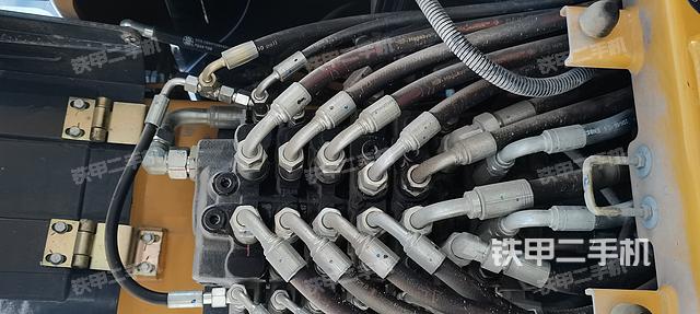 回轉(zhuǎn)馬達(dá)和主控閥(整機(jī)外觀) 回轉(zhuǎn)馬達(dá)和主控閥(整機(jī)外觀)