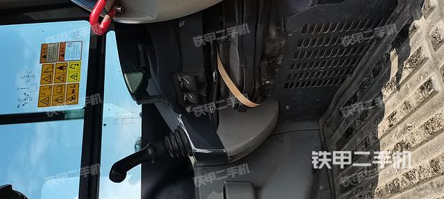 駕駛室整體(整機(jī)外觀) 駕駛室整體(整機(jī)外觀)