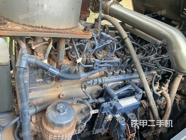 分動(dòng)箱或變速箱（壓路機(jī)發(fā)動(dòng)機(jī)艙）