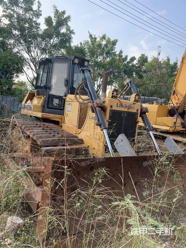 設(shè)備正后全景(推土機(jī)整車外觀) 設(shè)備正后全景(推土機(jī)整車外觀)