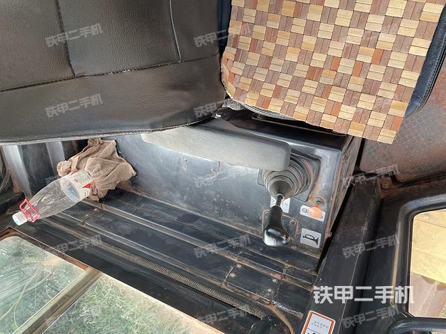 駕駛室內(nèi)部頂部(推土機(jī)駕駛室) 駕駛室內(nèi)部頂部(推土機(jī)駕駛室)
