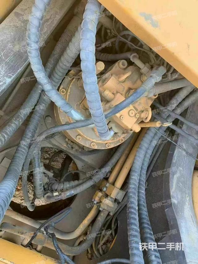 回轉馬達和主控閥(整機外觀) 回轉馬達和主控閥(整機外觀)