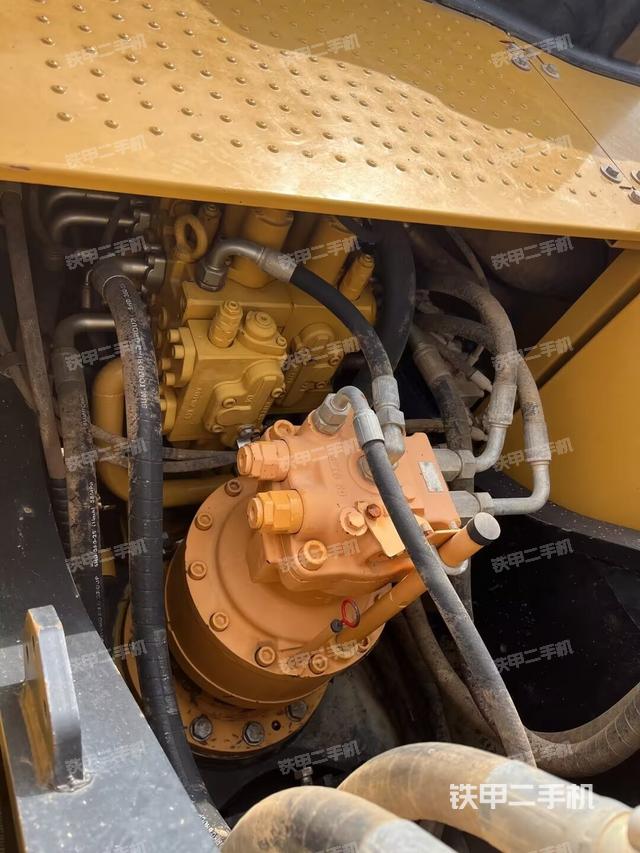 回轉(zhuǎn)馬達(dá)和主控閥（整機(jī)外觀）