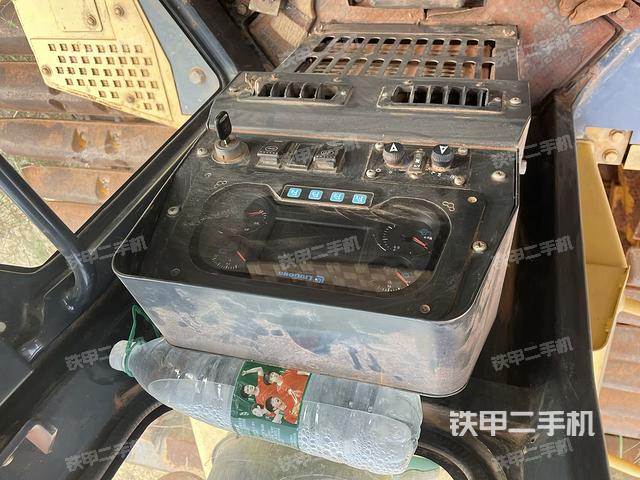 儀表盤(pán)全景(推土機(jī)駕駛室) 儀表盤(pán)全景(推土機(jī)駕駛室)