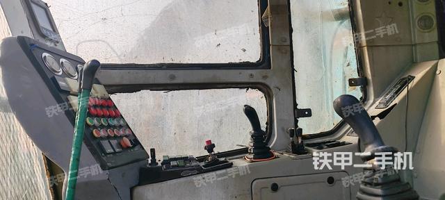 駕駛室內(nèi)部(駕駛室/操作室) 駕駛室內(nèi)部(駕駛室/操作室)