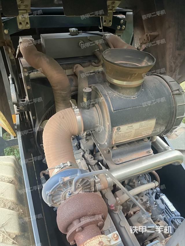 發(fā)動(dòng)機(jī)右側(cè)全景（壓路機(jī)發(fā)動(dòng)機(jī)艙）