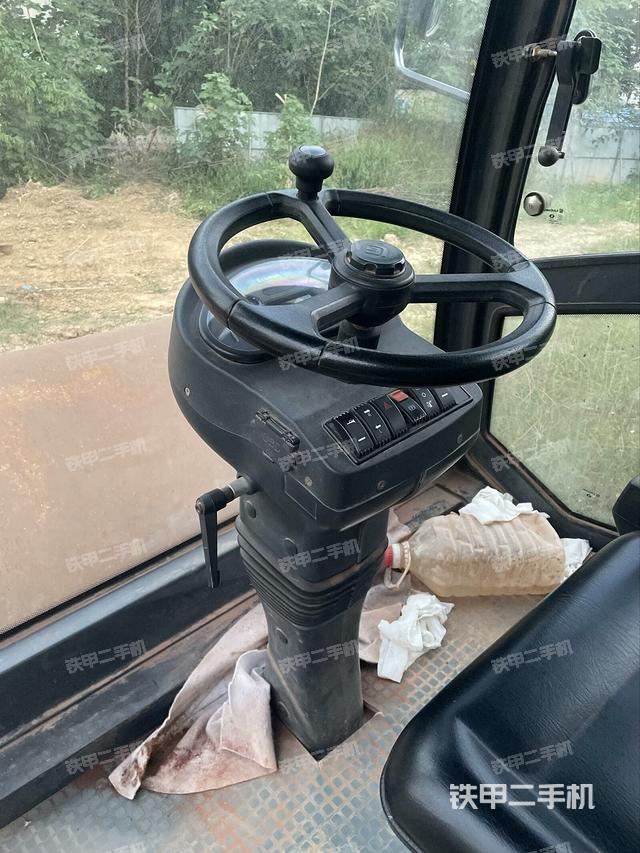 駕駛室內(nèi)座椅、儀表操作手柄全景（壓路機(jī)駕駛室）