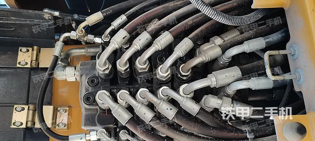 液壓泵艙室正面整體(整機(jī)外觀) 液壓泵艙室正面整體(整機(jī)外觀)