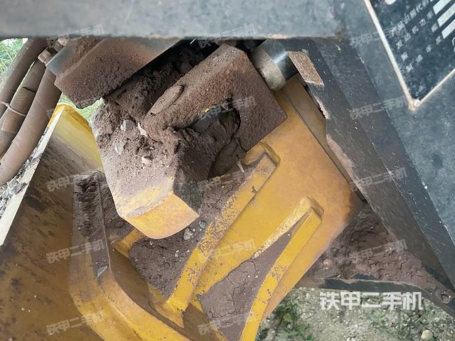 前輪右側(cè)減震塊連接及部件（壓路機(jī)前后車架）