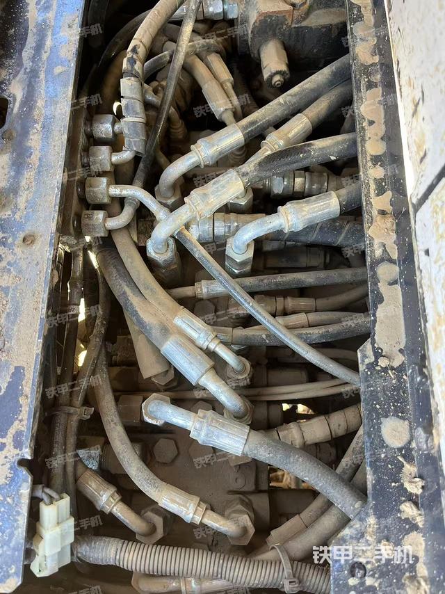 回轉(zhuǎn)馬達(dá)和主控閥（整機(jī)外觀）