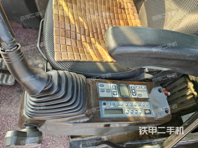座椅左側控制臺/音響/含左手柄(駕駛室部分) 座椅左側控制臺/音響/含左手柄(駕駛室部分)