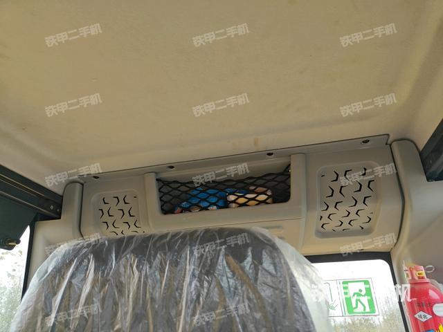 行走控制手柄和踏板?俯拍（駕駛室部分）