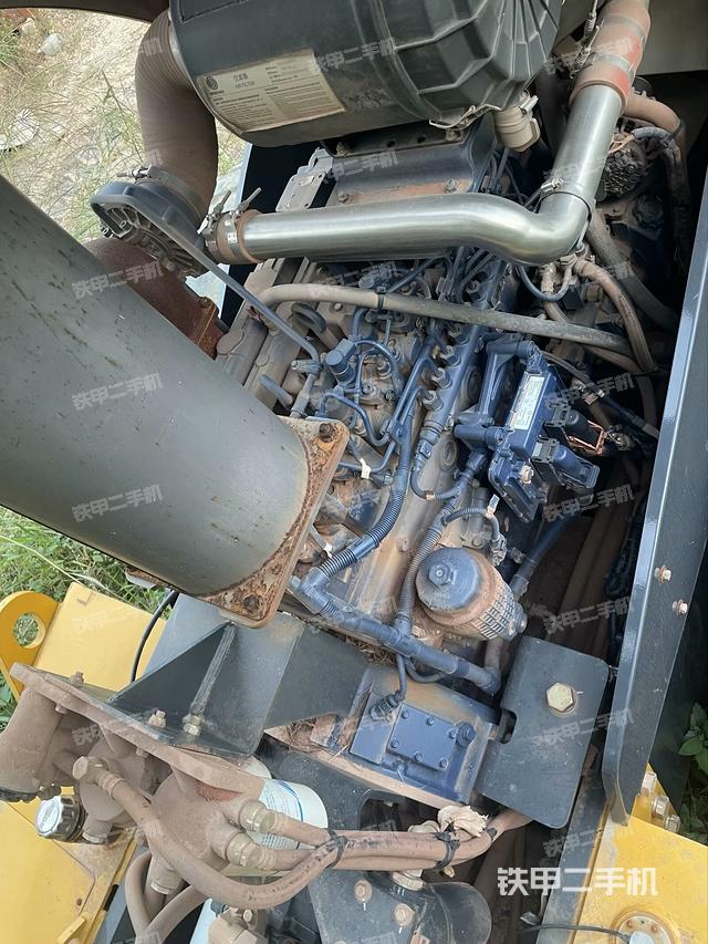 發(fā)動(dòng)機(jī)艙全景（壓路機(jī)發(fā)動(dòng)機(jī)艙）