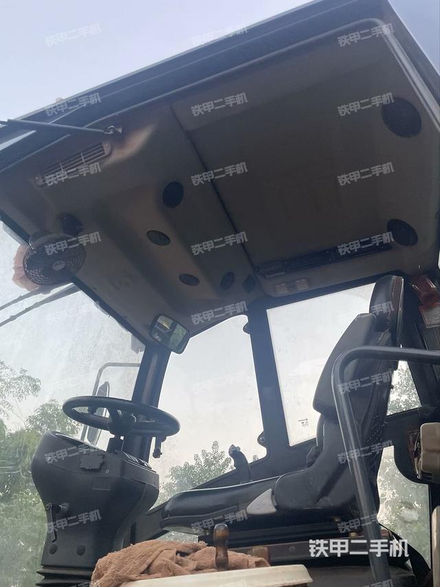 駕駛室側(cè)向上照全景（壓路機(jī)駕駛室）