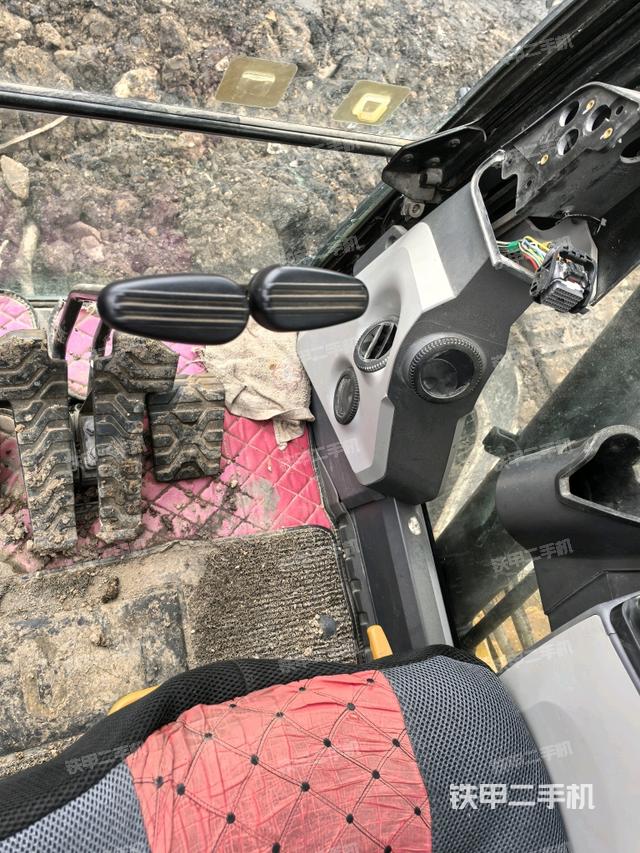 行走控制手柄和踏板?俯拍（駕駛室部分）